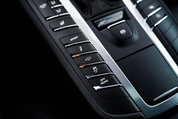 Porsche Macan 2.0 | Sport Chrono | Origineel NL | Panorama | Full option | Lane Assist | Sportstoelen| Luchtvering