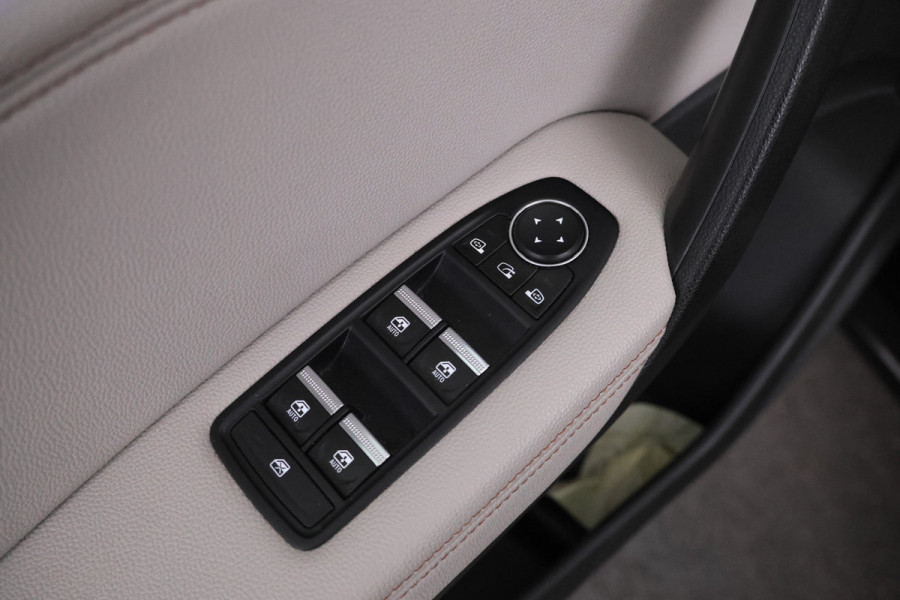 Renault Captur 1.3 TCe 155 Initiale Paris Automaat, Panorama, Volleder