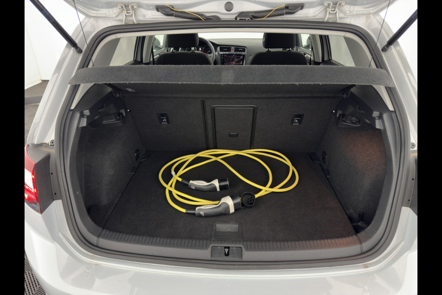 Volkswagen e-Golf {SOH-90%} Aut. *ADAPTIVE-CRUISE | FULL-LED | NAVI-FULLMAP | COMFORT-SEATS | ECC | PRIVACY-GLASS | PARKPILOT | CCS-FASTLOADER | 16''ALU*