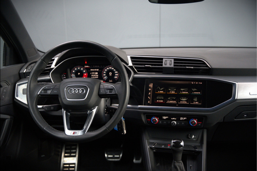 Audi Q3 40 TFSI quattro S Line Pro Line S | 190 PK | Panoramadak | Matrix Led | Stoelverwarming | Leer | Dodehoekdetectie | Automaat | BTW | Black Edition | Cruise Control | Virtual | Navigatie | Dealer Onderhouden |