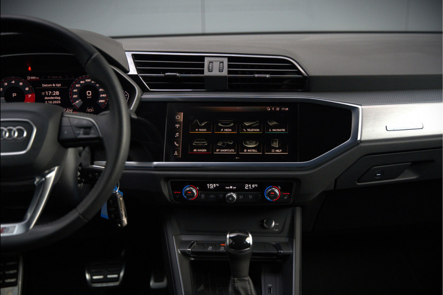 Audi Q3 40 TFSI quattro S Line Pro Line S | 190 PK | Panoramadak | Matrix Led | Stoelverwarming | Leer | Dodehoekdetectie | Automaat | BTW | Black Edition | Cruise Control | Virtual | Navigatie | Dealer Onderhouden |