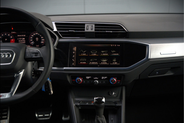 Audi Q3 40 TFSI quattro S Line Pro Line S | 190 PK | Panoramadak | Matrix Led | Stoelverwarming | Leer | Dodehoekdetectie | Automaat | BTW | Black Edition | Cruise Control | Virtual | Navigatie | Dealer Onderhouden |