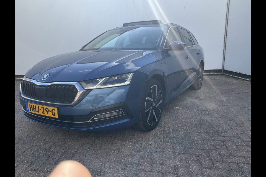 Škoda Octavia Combi 1.4 TSI iV PHEV Business Edition Plus Pano.dak Stoel/Stuur verw. Škoda Octavia Combi 1.4 TSI iV PHEV Business Edition Plus Pano.dak Stoel/Stuur verw.