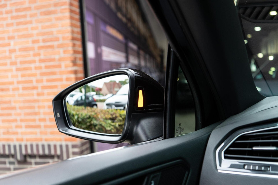 Volkswagen Tiguan 2.0 TSI 4Motion R-Line Pano / Trekhaak / Camera