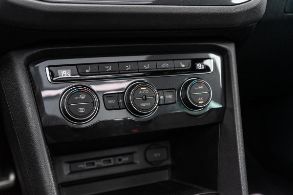 Volkswagen Tiguan 2.0 TSI 4Motion R-Line Pano / Trekhaak / Camera