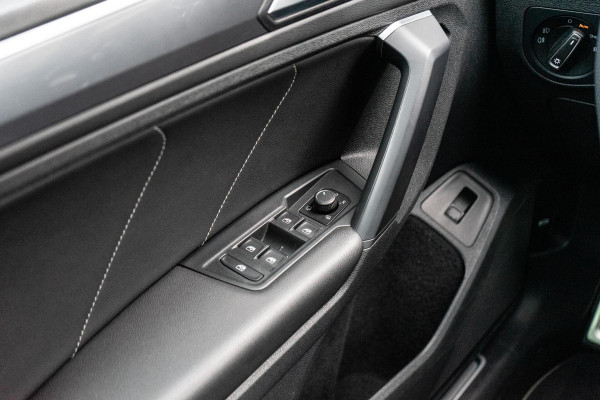 Volkswagen Tiguan 2.0 TSI 4Motion R-Line Pano / Trekhaak / Camera