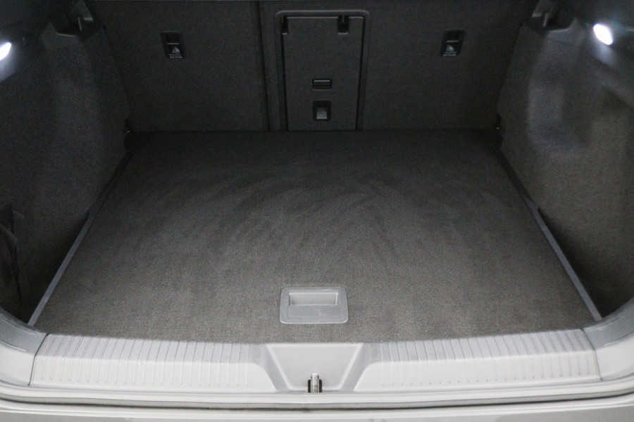 Volkswagen ID.4 First Max 77 kWh Panoramadak, Head-Up, 360° Camera, Travel Assist, Memory, Sfeerverlichting, 21"