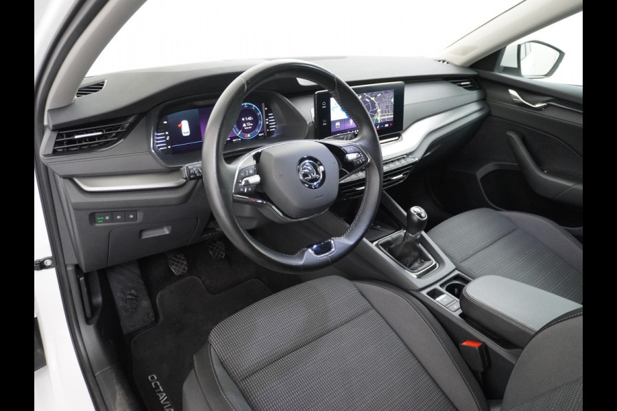 Škoda Octavia Combi T 111PK Apple Carplay Android Trekhaak Virtual Cockpit Elek.Achtreklep Pdc Navi Ecc Cruise Control Business Edition Stoel+Stuurverwarming Lmv Sunset DAB Led  Keyless 1e Eigenaar Origineel Nederlandse Auto 1300kg trekvermogen