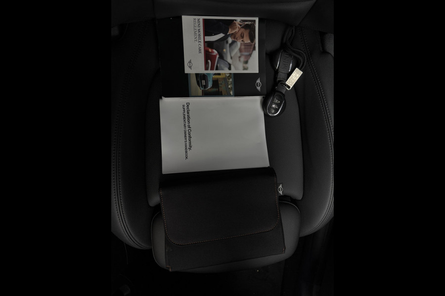 MINI Cabrio 1.5 Cooper Chili Serious Business Harman & Kardon - HUD - Stoelverwarming - Navi -