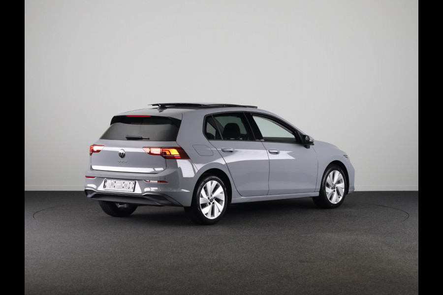 Volkswagen Golf 1.5 TSI Life Edition 115 PK | Verlengde garantie | Panorama dak | Navigatie via app | Stoel- en stuurverwarming |