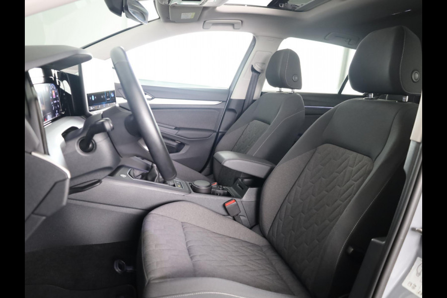 Volkswagen Golf 1.5 TSI Life Edition 115 PK | Verlengde garantie | Panorama dak | Navigatie via app | Stoel- en stuurverwarming |