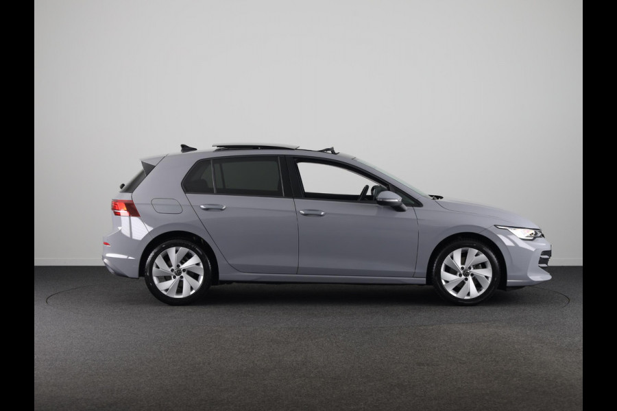 Volkswagen Golf 1.5 TSI Life Edition 115 PK | Verlengde garantie | Panorama dak | Navigatie via app | Stoel- en stuurverwarming |