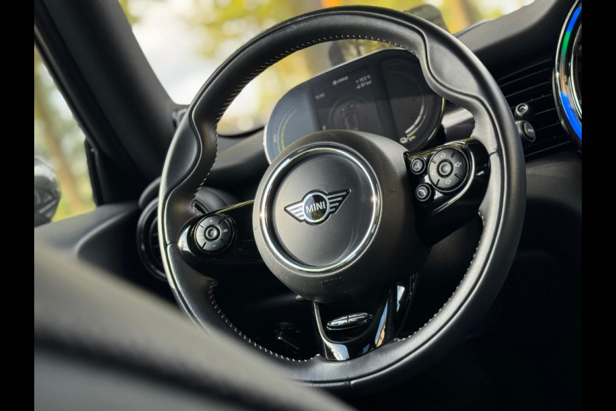 MINI Mini Electric Yours 33 kWh, panoramadak,lederen sportinterieur,camera, navigatie, 1 e eigenaar, nl auto met nap