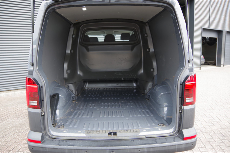 Volkswagen Transporter 2.0 TDI L2 DC 5P, 150PK AUT. LED, TREKHAAK, ADAPT. CRUISE, CAMERA, NAVI, AIRCO, PARKEERSENSOREN, DUBBELE CABINE, DUBBEL CABINE