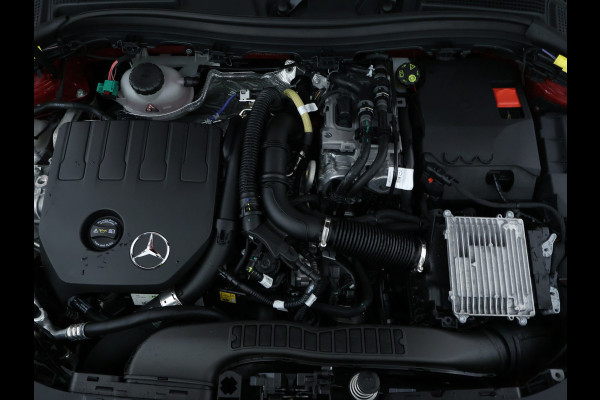 Mercedes-Benz GLA 250 e AMG Nightpakket Face Lift | Memory | Keyless Go | Stoel- en Stuurverwarming | Car Play | Sfeerverlichting | Inclusief 24 maanden Mercedes-Benz Certified garantie voor Europa.