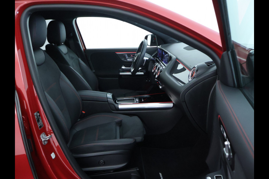 Mercedes-Benz GLA 250 e AMG Nightpakket Face Lift | Memory | Keyless Go | Stoel- en Stuurverwarming | Car Play | Sfeerverlichting | Inclusief 24 maanden Mercedes-Benz Certified garantie voor Europa.