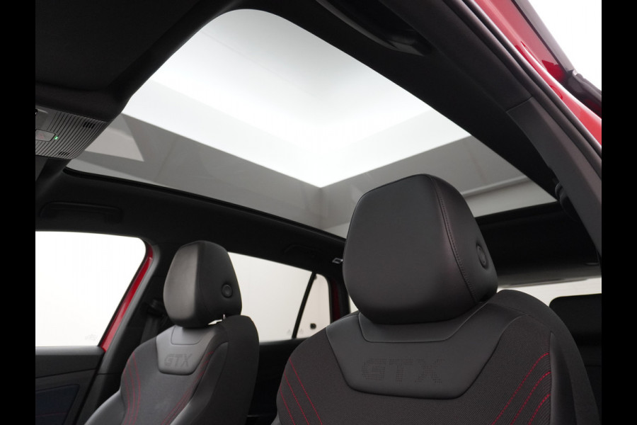 Volkswagen ID.4 GTX 4Motion 300PK (82Kw) 77 kWh PanoDak Warmtepomp 360-Camera 20" Apple Carplay Android Adaptive-Cruise Navi LED-v+a PDC-v+a Two Dual-Ecc App-Connect Mirror-Link Grootste Accu 0-100 6,3 seconden! AWD All Wheel Drive Assistentiepakket Design-pakket plus. Accu garantie tot 15-04-2030/160.000km laden tot 175kw DC of thuis 11kwh AC per uur. Orig.NLse auto € 58.000 nieuw