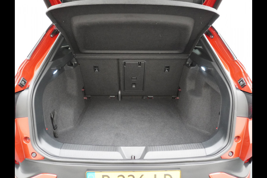 Volkswagen ID.4 GTX 4Motion 300PK (82Kw) 77 kWh PanoDak Warmtepomp 360-Camera 20" Apple Carplay Android Adaptive-Cruise Navi LED-v+a PDC-v+a Two Dual-Ecc App-Connect Mirror-Link Grootste Accu 0-100 6,3 seconden! AWD All Wheel Drive Assistentiepakket Design-pakket plus. Accu garantie tot 15-04-2030/160.000km laden tot 175kw DC of thuis 11kwh AC per uur. Orig.NLse auto € 58.000 nieuw