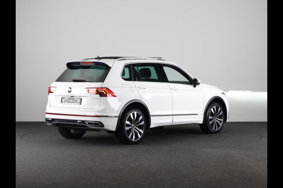 Volkswagen Tiguan 1.4 TSI eHybrid R-Line Business 245PK PHEV | Panorama dak | Trekhaak wegklapbaar | Assistentie pakket | Head up display | Parkeercamera |