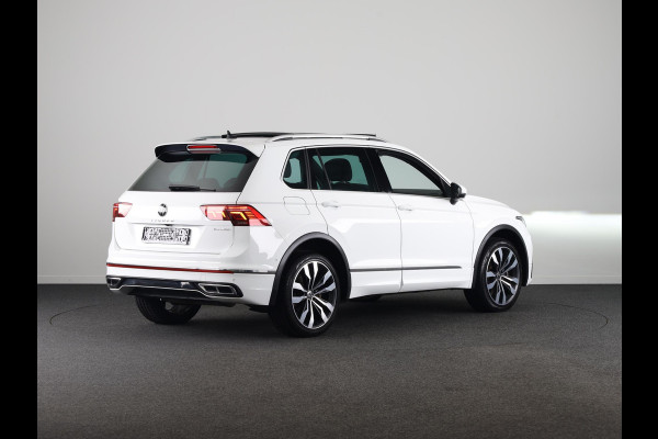 Volkswagen Tiguan 1.4 TSI eHybrid R-Line Business 245PK PHEV | Panorama dak | Trekhaak wegklapbaar | Assistentie pakket | Head up display | Parkeercamera |