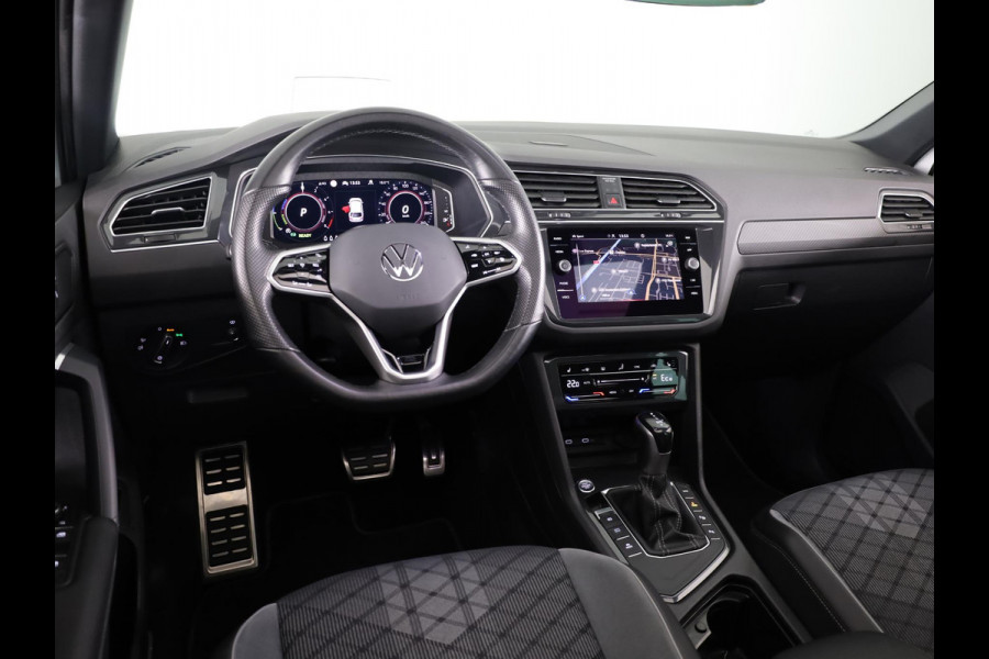 Volkswagen Tiguan 1.4 TSI eHybrid R-Line Business 245PK PHEV | Panorama dak | Trekhaak wegklapbaar | Assistentie pakket | Head up display | Parkeercamera |
