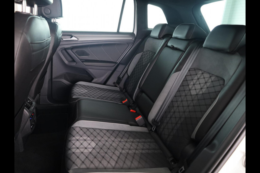 Volkswagen Tiguan 1.4 TSI eHybrid R-Line Business 245PK PHEV | Panorama dak | Trekhaak wegklapbaar | Assistentie pakket | Head up display | Parkeercamera |