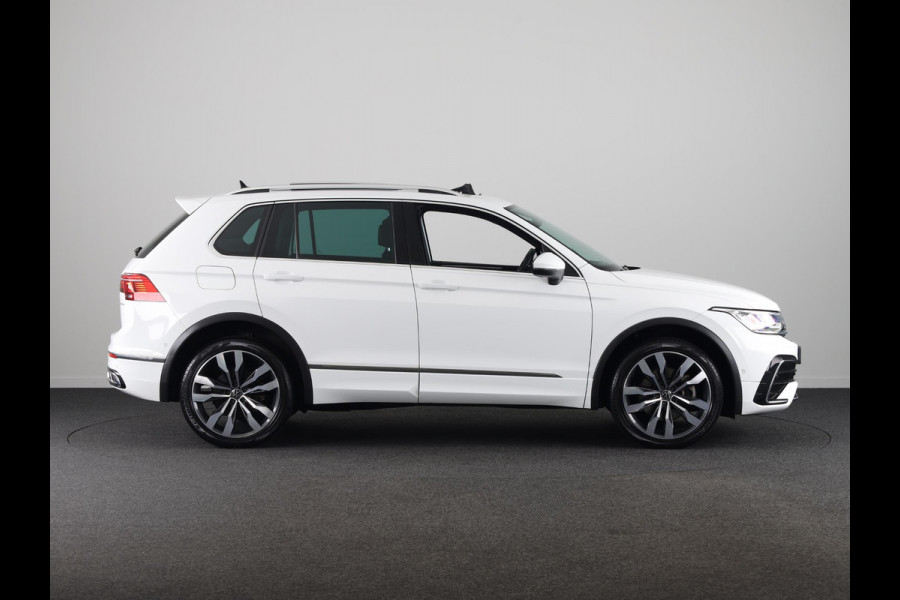Volkswagen Tiguan 1.4 TSI eHybrid R-Line Business 245PK PHEV | Panorama dak | Trekhaak wegklapbaar | Assistentie pakket | Head up display | Parkeercamera |