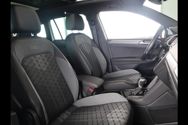 Volkswagen Tiguan 1.4 TSI eHybrid R-Line Business 245PK PHEV | Panorama dak | Trekhaak wegklapbaar | Assistentie pakket | Head up display | Parkeercamera |