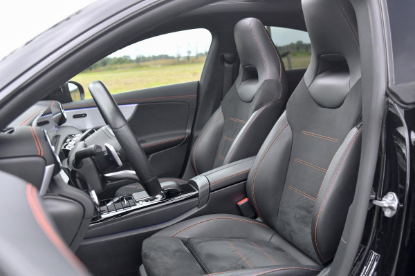 Mercedes-Benz CLA-Klasse 200 AMG Edition 1. Pano, Burm, Camera, Sfeer, CarPlay!