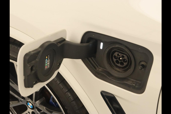 BMW X3 xDrive30e M Sport | 360 Camera | Harman/Kardon | Stoelverwarming | 20'' | Sportstoelen | Sfeerverlichting | Half leder | Navigatie | Live Cockpit | Keyless | PHEV | Plug In