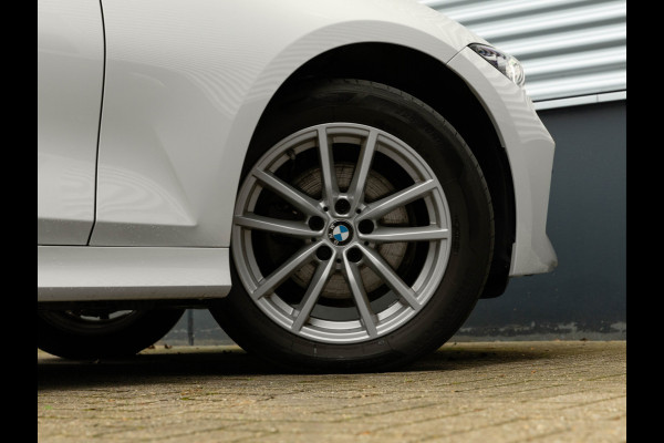 BMW 3-serie 320d - Sportstoelen - Trekhaak - 1-Hand - Navigatie - Bluetooth