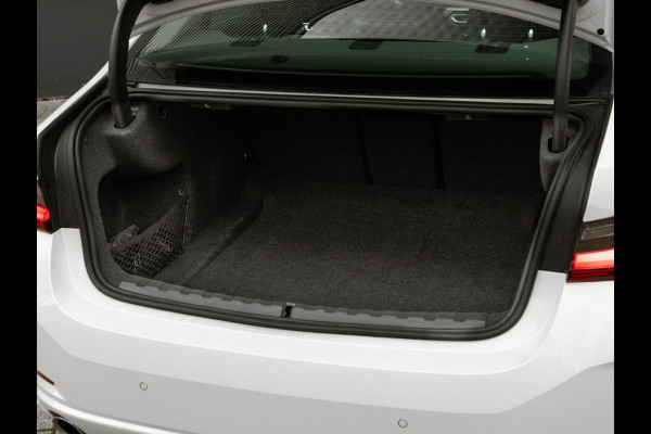 BMW 3-serie 320d - Sportstoelen - Trekhaak - 1-Hand - Navigatie - Bluetooth