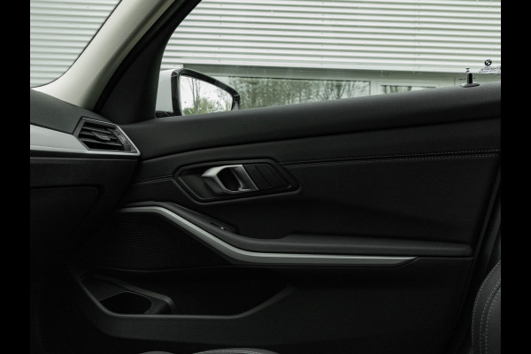 BMW 3-serie 320d - Sportstoelen - Trekhaak - 1-Hand - Navigatie - Bluetooth