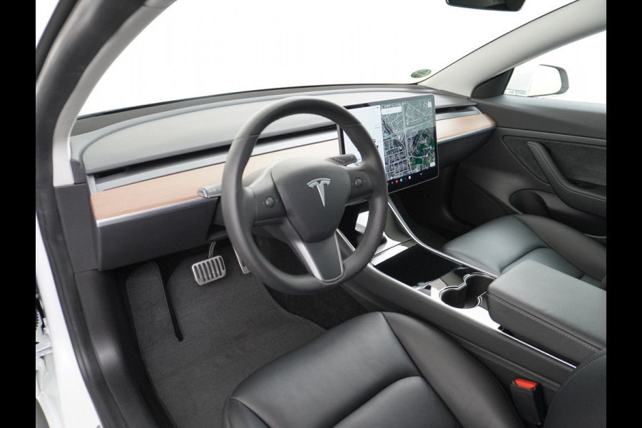 Tesla Model 3 RWD SR+ 60kWh 325PK SOH=85% LMV  AutoPilot Leder PanoDak Adaptive-Cruise Lmv Camera's Elektr.-Stuur+Stoelen+Spiegels+Geheugen+Ea Navi LED Comfortstoelen ACC DAB Voorverwarmen interieur via App Keyless via Telefoonsleutel One-Pedal-Drive Origineel Nederlandse auto tot 11kw laden thuis! 1.584kg licht!