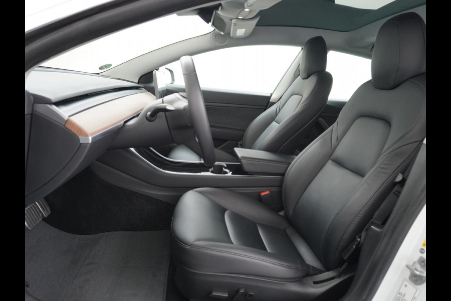 Tesla Model 3 RWD SR+ 60kWh 325PK SOH=85% LMV  AutoPilot Leder PanoDak Adaptive-Cruise Lmv Camera's Elektr.-Stuur+Stoelen+Spiegels+Geheugen+Ea Navi LED Comfortstoelen ACC DAB Voorverwarmen interieur via App Keyless via Telefoonsleutel One-Pedal-Drive Origineel Nederlandse auto tot 11kw laden thuis! 1.584kg licht!