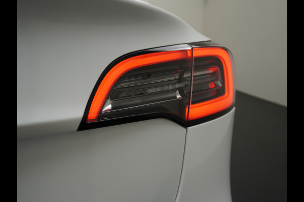 Tesla Model 3 RWD SR+ 60kWh 325PK SOH=85% LMV  AutoPilot Leder PanoDak Adaptive-Cruise Lmv Camera's Elektr.-Stuur+Stoelen+Spiegels+Geheugen+Ea Navi LED Comfortstoelen ACC DAB Voorverwarmen interieur via App Keyless via Telefoonsleutel One-Pedal-Drive Origineel Nederlandse auto tot 11kw laden thuis! 1.584kg licht!