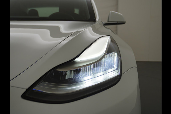 Tesla Model 3 RWD SR+ 60kWh 325PK SOH=85% LMV  AutoPilot Leder PanoDak Adaptive-Cruise Lmv Camera's Elektr.-Stuur+Stoelen+Spiegels+Geheugen+Ea Navi LED Comfortstoelen ACC DAB Voorverwarmen interieur via App Keyless via Telefoonsleutel One-Pedal-Drive Origineel Nederlandse auto tot 11kw laden thuis! 1.584kg licht!