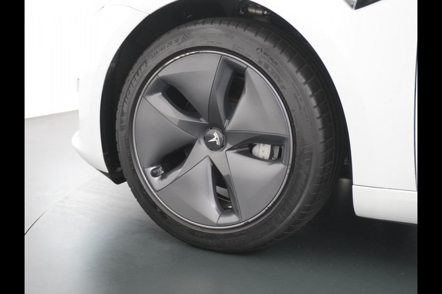 Tesla Model 3 RWD SR+ 60kWh 325PK SOH=85% LMV  AutoPilot Leder PanoDak Adaptive-Cruise Lmv Camera's Elektr.-Stuur+Stoelen+Spiegels+Geheugen+Ea Navi LED Comfortstoelen ACC DAB Voorverwarmen interieur via App Keyless via Telefoonsleutel One-Pedal-Drive Origineel Nederlandse auto tot 11kw laden thuis! 1.584kg licht!
