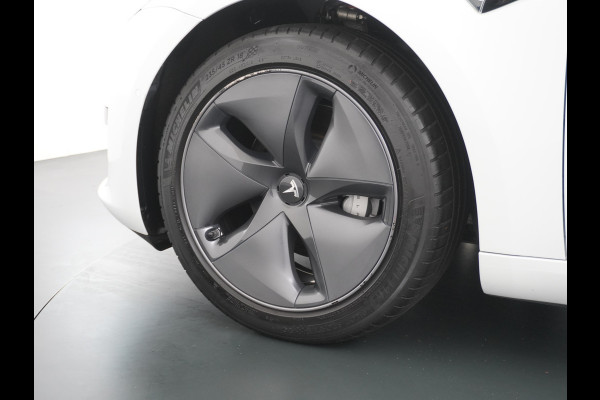Tesla Model 3 RWD SR+ 60kWh 325PK SOH=85% LMV  AutoPilot Leder PanoDak Adaptive-Cruise Lmv Camera's Elektr.-Stuur+Stoelen+Spiegels+Geheugen+Ea Navi LED Comfortstoelen ACC DAB Voorverwarmen interieur via App Keyless via Telefoonsleutel One-Pedal-Drive Origineel Nederlandse auto tot 11kw laden thuis! 1.584kg licht!