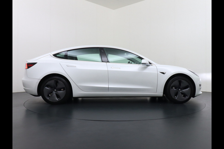 Tesla Model 3 RWD SR+ 60kWh 325PK SOH=85% LMV  AutoPilot Leder PanoDak Adaptive-Cruise Lmv Camera's Elektr.-Stuur+Stoelen+Spiegels+Geheugen+Ea Navi LED Comfortstoelen ACC DAB Voorverwarmen interieur via App Keyless via Telefoonsleutel One-Pedal-Drive Origineel Nederlandse auto tot 11kw laden thuis! 1.584kg licht!