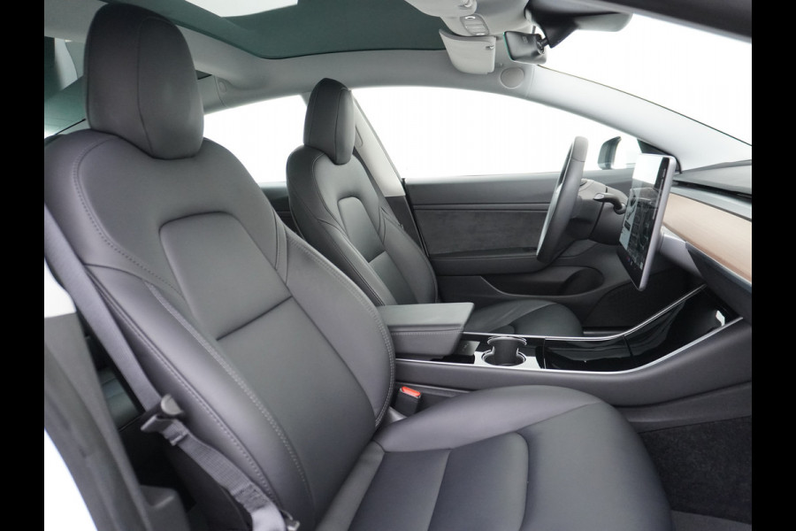 Tesla Model 3 RWD SR+ 60kWh 325PK SOH=85% LMV  AutoPilot Leder PanoDak Adaptive-Cruise Lmv Camera's Elektr.-Stuur+Stoelen+Spiegels+Geheugen+Ea Navi LED Comfortstoelen ACC DAB Voorverwarmen interieur via App Keyless via Telefoonsleutel One-Pedal-Drive Origineel Nederlandse auto tot 11kw laden thuis! 1.584kg licht!