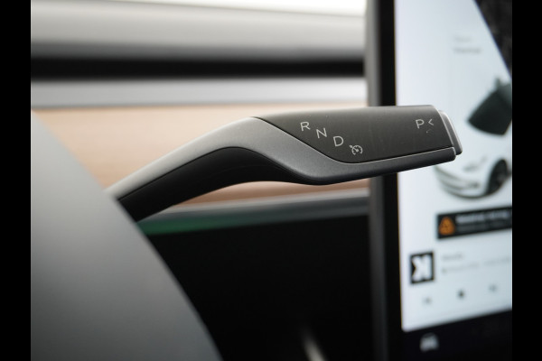 Tesla Model 3 RWD SR+ 60kWh 325PK SOH=85% LMV  AutoPilot Leder PanoDak Adaptive-Cruise Lmv Camera's Elektr.-Stuur+Stoelen+Spiegels+Geheugen+Ea Navi LED Comfortstoelen ACC DAB Voorverwarmen interieur via App Keyless via Telefoonsleutel One-Pedal-Drive Origineel Nederlandse auto tot 11kw laden thuis! 1.584kg licht!