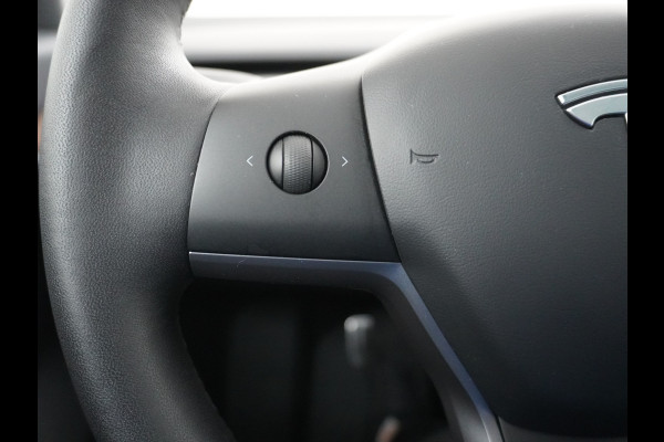Tesla Model 3 RWD SR+ 60kWh 325PK SOH=85% LMV  AutoPilot Leder PanoDak Adaptive-Cruise Lmv Camera's Elektr.-Stuur+Stoelen+Spiegels+Geheugen+Ea Navi LED Comfortstoelen ACC DAB Voorverwarmen interieur via App Keyless via Telefoonsleutel One-Pedal-Drive Origineel Nederlandse auto tot 11kw laden thuis! 1.584kg licht!
