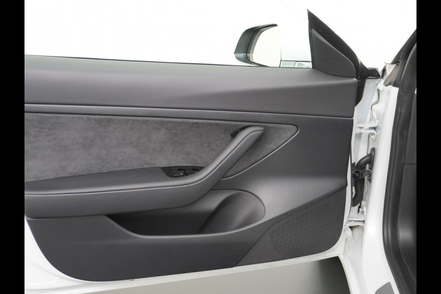 Tesla Model 3 RWD SR+ 60kWh 325PK SOH=85% LMV  AutoPilot Leder PanoDak Adaptive-Cruise Lmv Camera's Elektr.-Stuur+Stoelen+Spiegels+Geheugen+Ea Navi LED Comfortstoelen ACC DAB Voorverwarmen interieur via App Keyless via Telefoonsleutel One-Pedal-Drive Origineel Nederlandse auto tot 11kw laden thuis! 1.584kg licht!