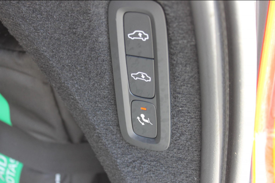 Volvo XC90 T8 455PK Autm. Plug-in hybrid AWD Ultra Dark Luchtvering / Massagefunctie voorstoelen / Semi elektrisch wegklapbare trekhaak / Head-up Display / Gelamineerde zijruiten / Bowers&Wilkins audio