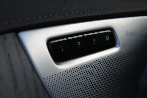 Volvo XC90 T8 455PK Autm. Plug-in hybrid AWD Ultra Dark Luchtvering / Massagefunctie voorstoelen / Semi elektrisch wegklapbare trekhaak / Head-up Display / Gelamineerde zijruiten / Bowers&Wilkins audio