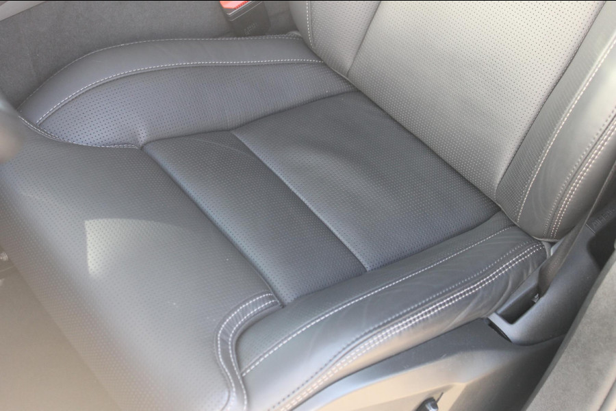 Volvo XC90 T8 455PK Autm. Plug-in hybrid AWD Ultra Dark Luchtvering / Massagefunctie voorstoelen / Semi elektrisch wegklapbare trekhaak / Head-up Display / Gelamineerde zijruiten / Bowers&Wilkins audio