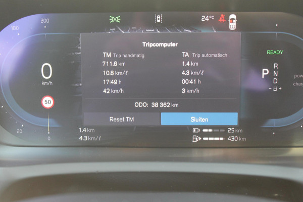 Volvo XC90 T8 455PK Autm. Plug-in hybrid AWD Ultra Dark Luchtvering / Massagefunctie voorstoelen / Semi elektrisch wegklapbare trekhaak / Head-up Display / Gelamineerde zijruiten / Bowers&Wilkins audio