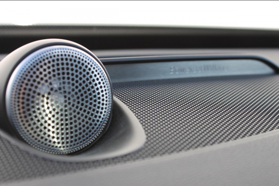 Volvo XC90 T8 455PK Autm. Plug-in hybrid AWD Ultra Dark Luchtvering / Massagefunctie voorstoelen / Semi elektrisch wegklapbare trekhaak / Head-up Display / Gelamineerde zijruiten / Bowers&Wilkins audio