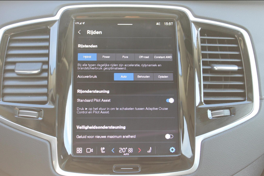 Volvo XC90 T8 455PK Autm. Plug-in hybrid AWD Ultra Dark Luchtvering / Massagefunctie voorstoelen / Semi elektrisch wegklapbare trekhaak / Head-up Display / Gelamineerde zijruiten / Bowers&Wilkins audio